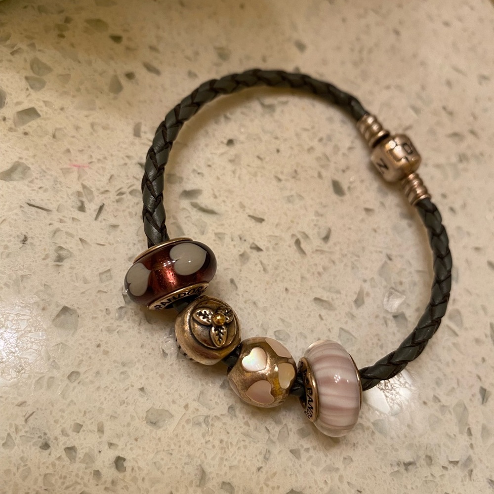 PANDORA- Grey leather bracelet with 4 Pandora Charms❤️